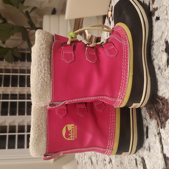 Gently used kids Sorel winter boots - Picture 1 of 4